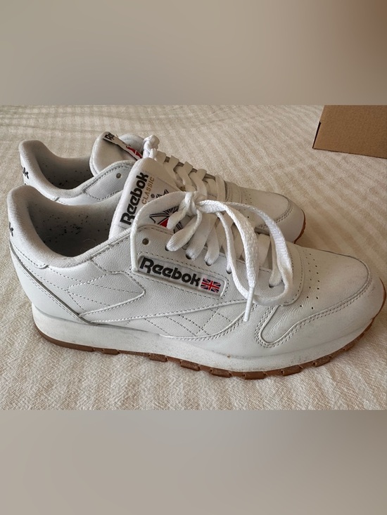Reebok Other - Reebok Classic Leather White Sneakers Men’s size 7 or Women’s size 8.5